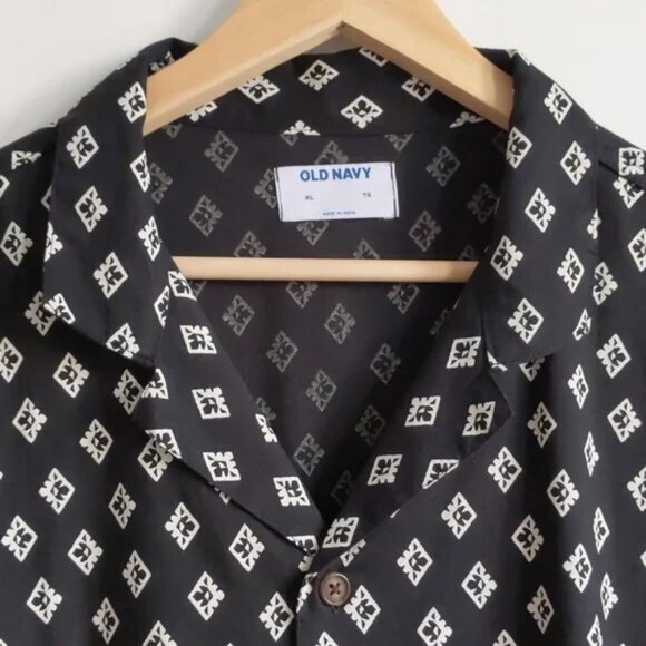 NWOT Short Sleeved Printed Camp Shirt XL - Picture 4 of 9